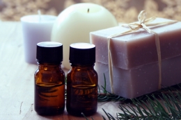 「アロマセラピー」と「アロマテラピー」