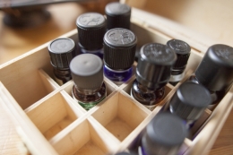 「アロマセラピー」と「アロマテラピー」